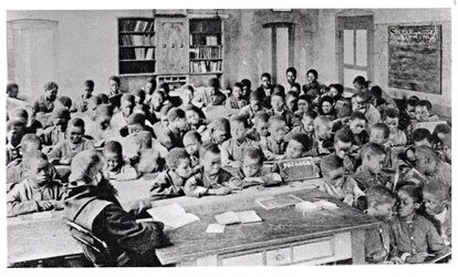 Ein Mönch unterrichtet eine Klasse in Französisch sprechendem Afrika, vor 1914